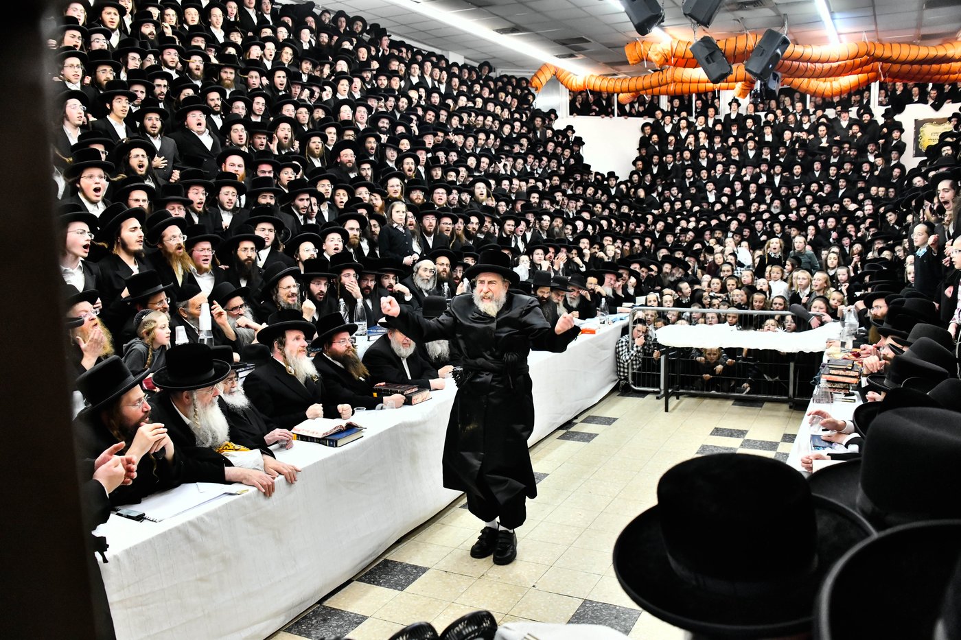 האדמו"ר מרחמסטריווקא בהדלקת נרות חנוכה