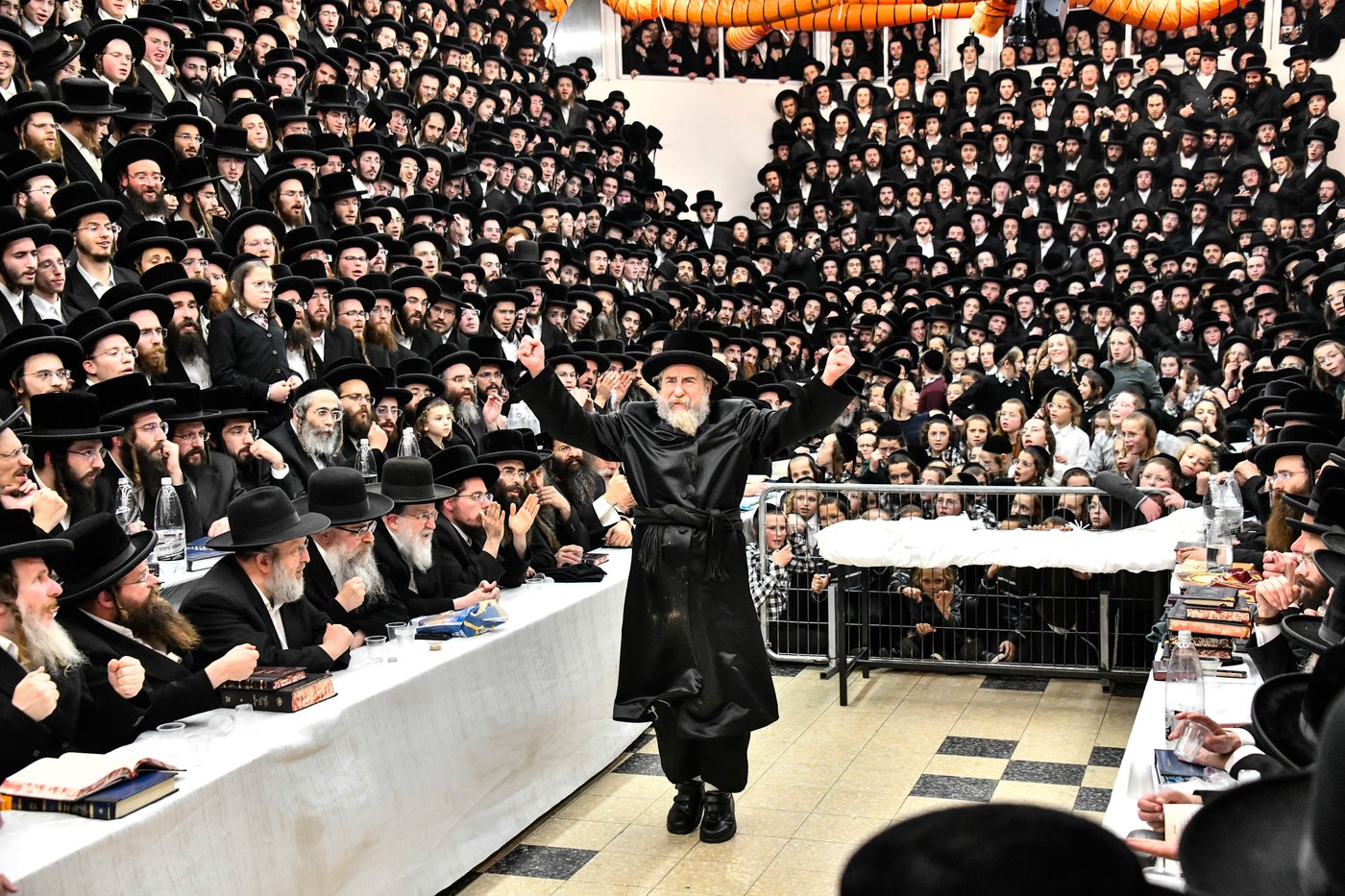 האדמו"ר מרחמסטריווקא בהדלקת נרות חנוכה