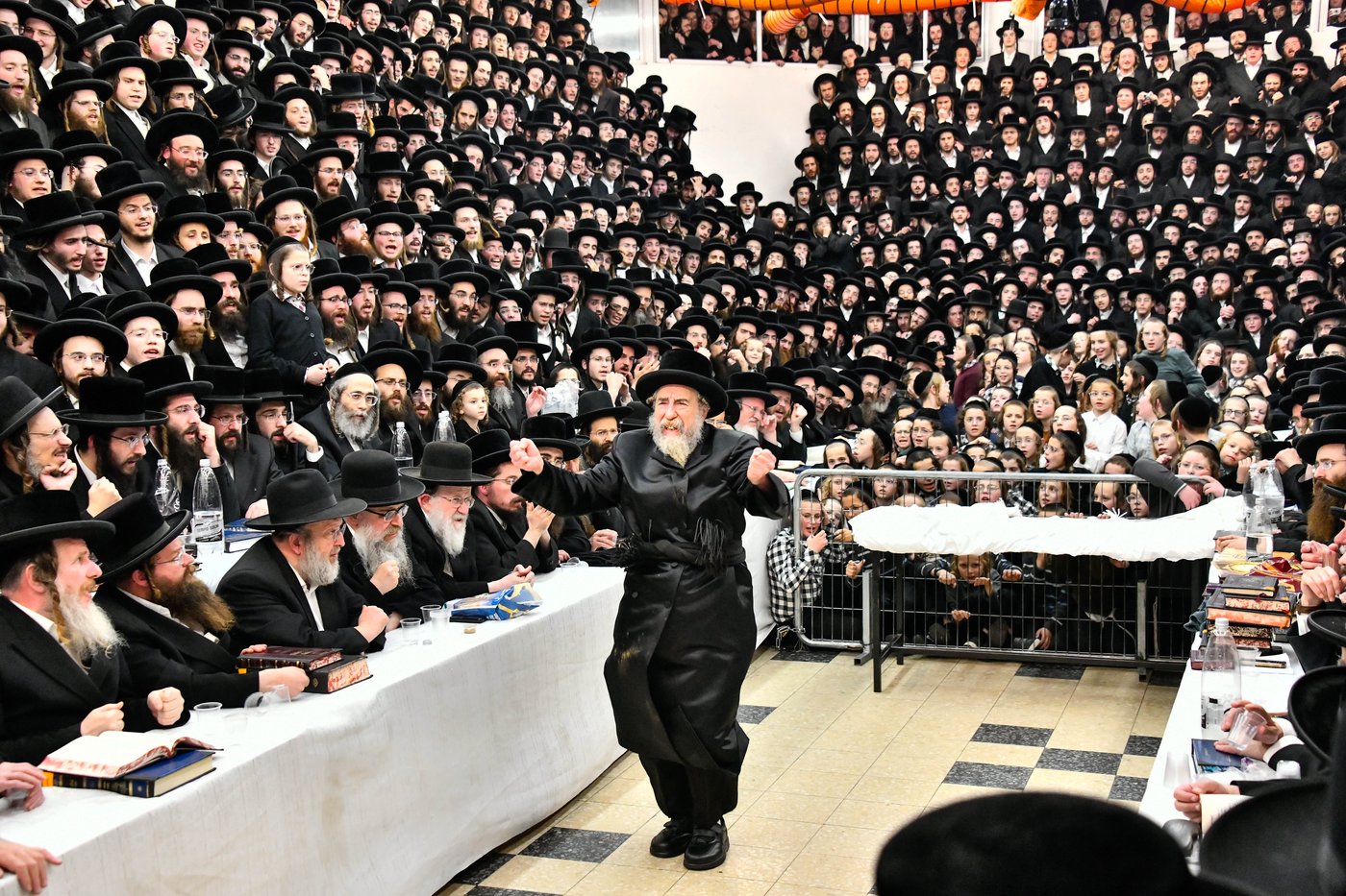 האדמו"ר מרחמסטריווקא בהדלקת נרות חנוכה