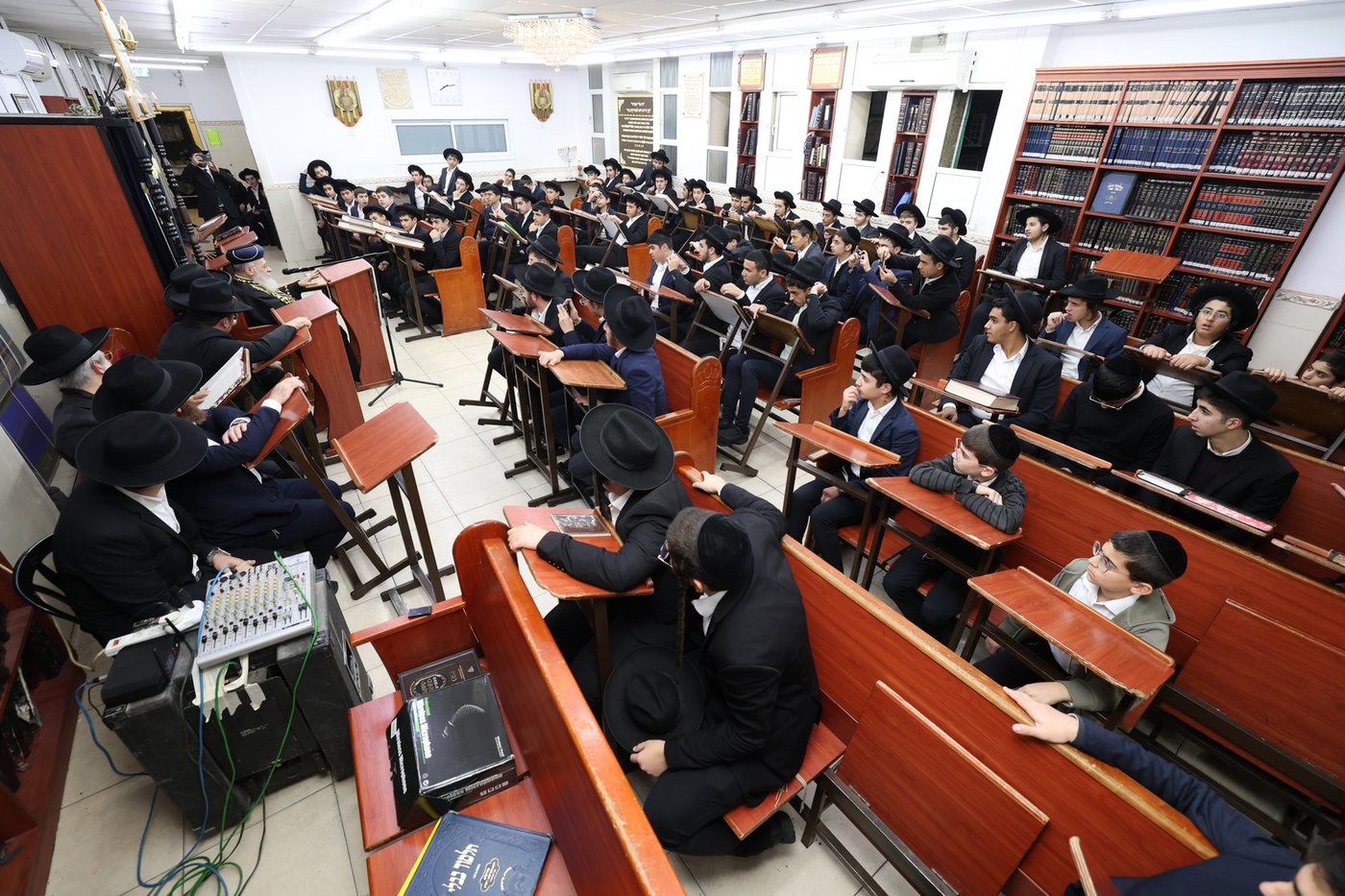 הראשל"צ הגר"י יוסף בביקור בישיבת 'אור אברהם'