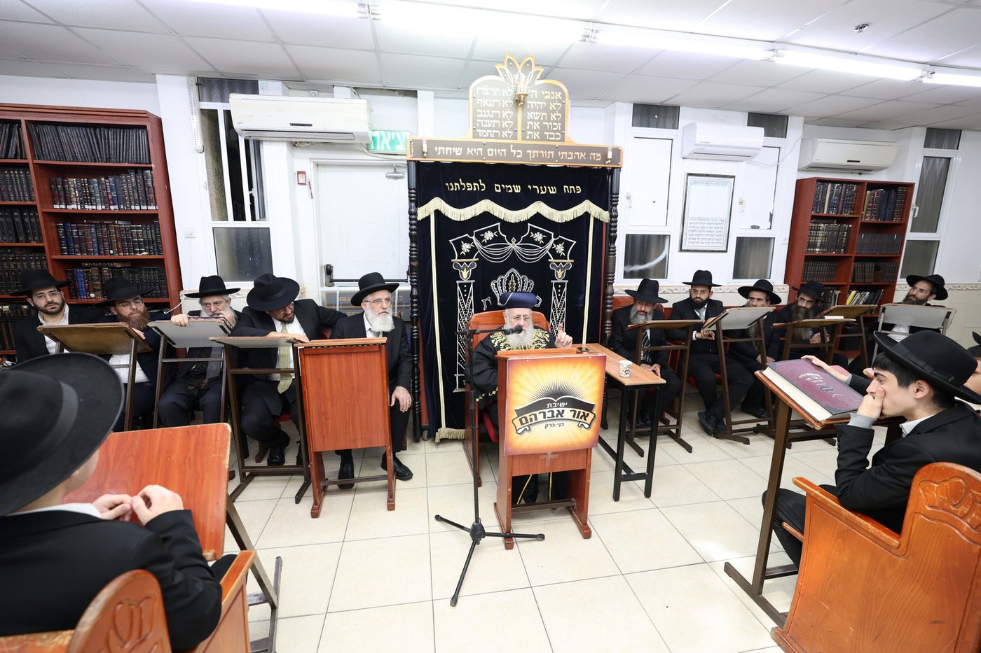 הראשל"צ הגר"י יוסף בביקור בישיבת 'אור אברהם'