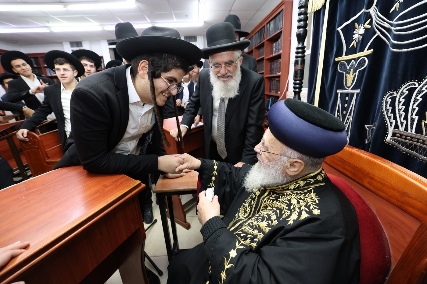 הראשל"צ הגר"י יוסף בביקור בישיבת 'אור אברהם'