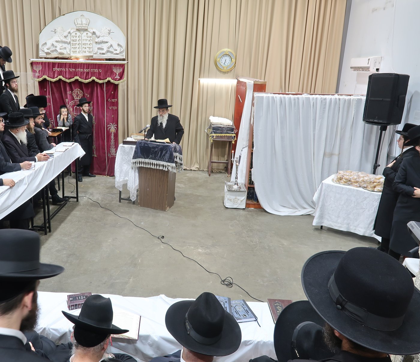 האדמו"ר מאשלג בהדלקת נר חנוכה