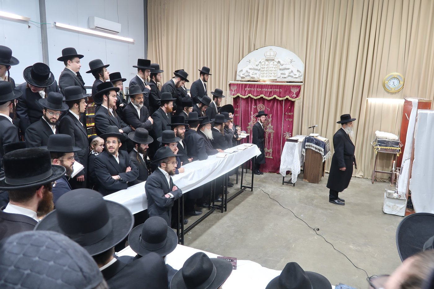 האדמו"ר מאשלג בהדלקת נר חנוכה