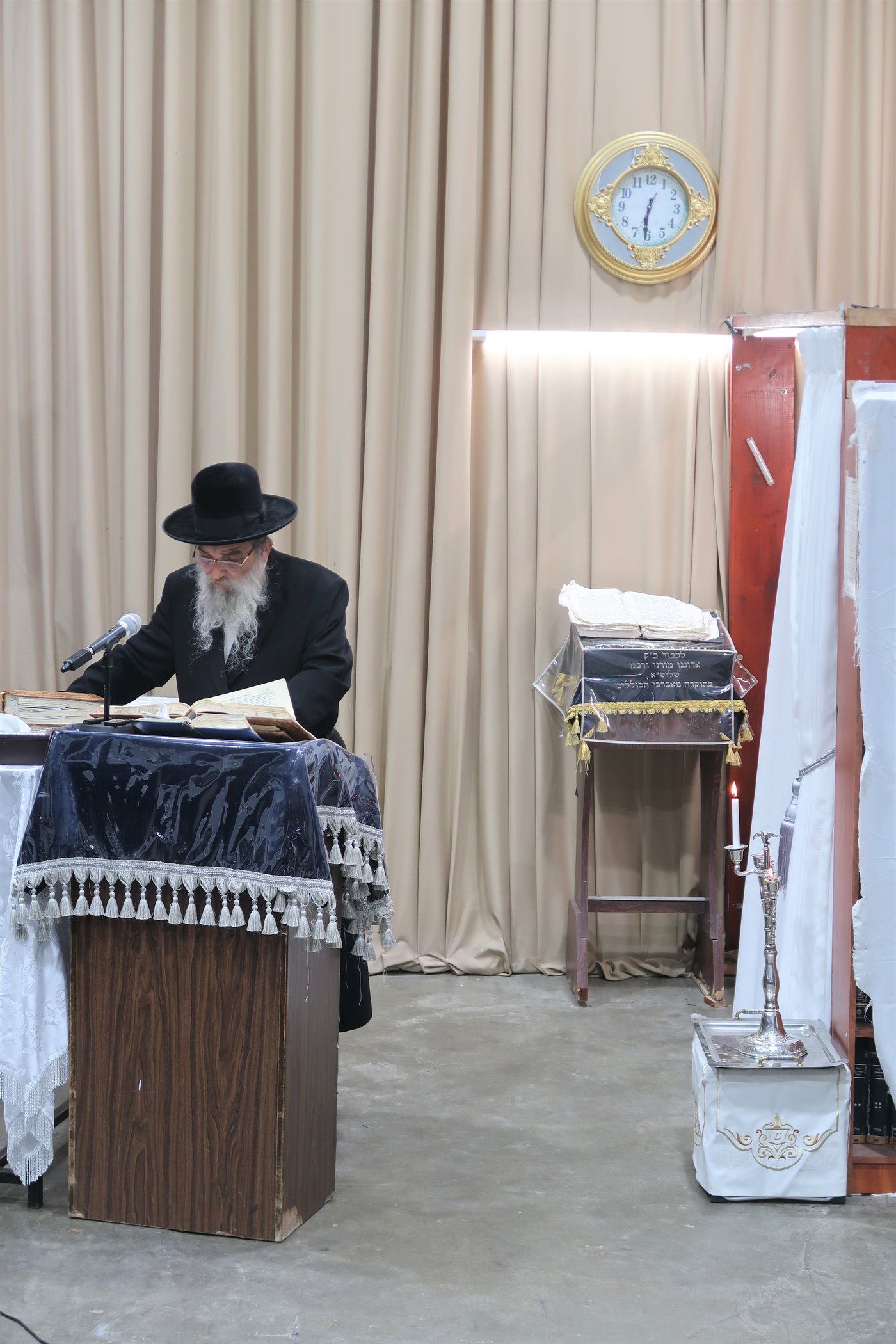 האדמו"ר מאשלג בהדלקת נר חנוכה