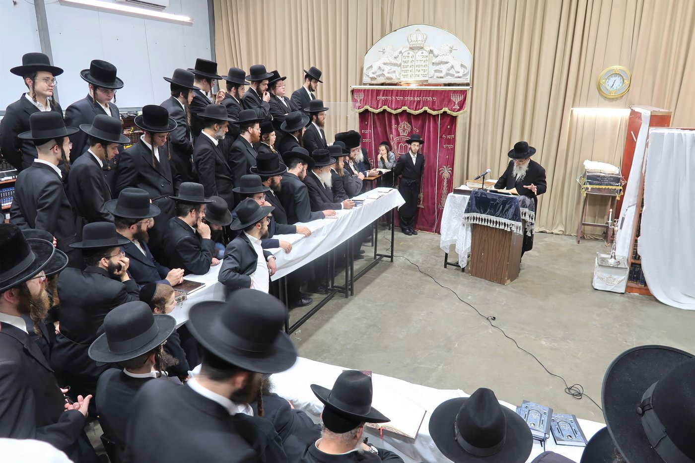 האדמו"ר מאשלג בהדלקת נר חנוכה