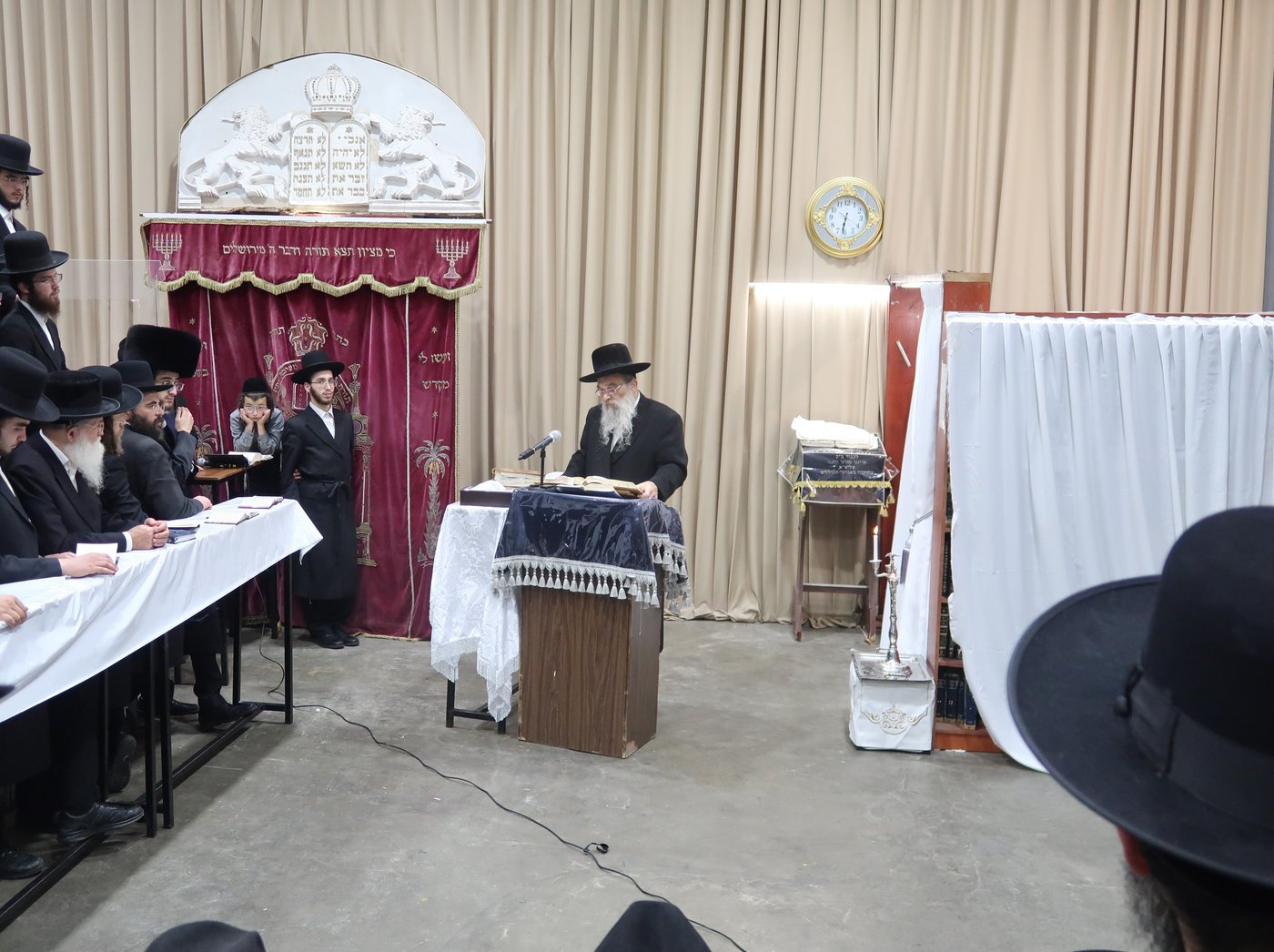 האדמו"ר מאשלג בהדלקת נר חנוכה