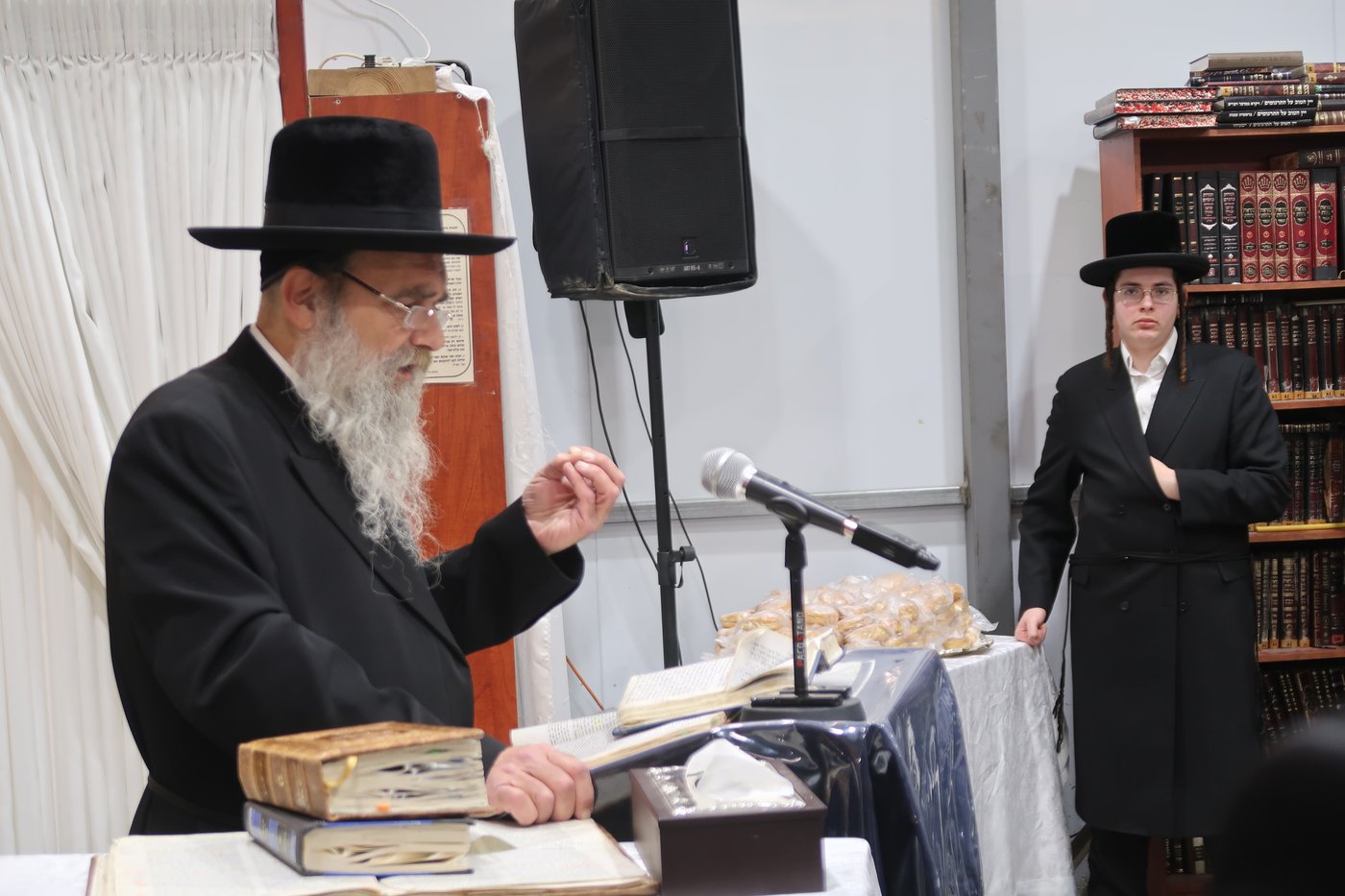 האדמו"ר מאשלג בהדלקת נר חנוכה