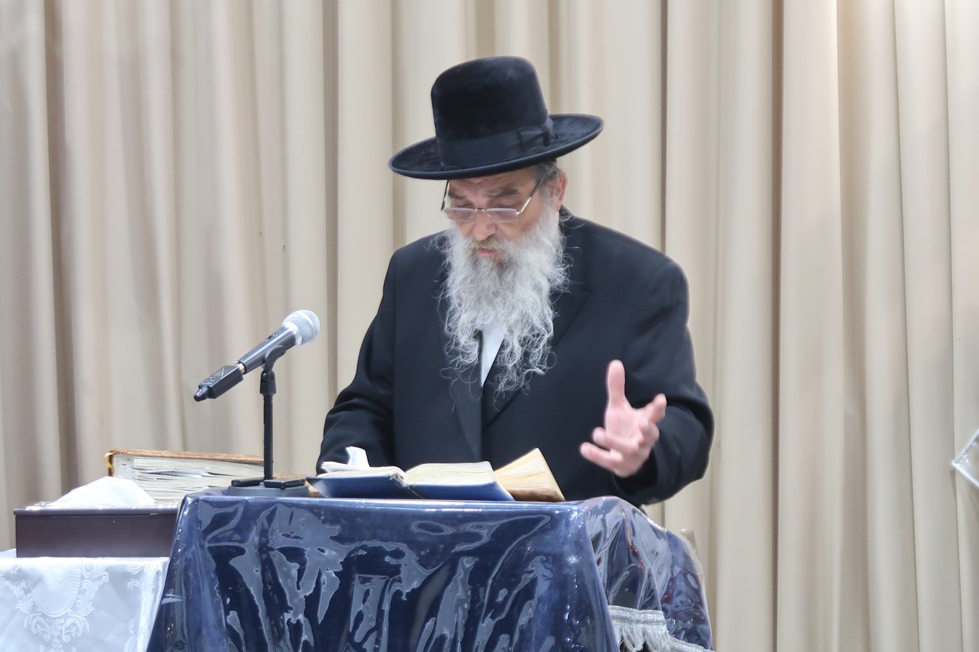 האדמו"ר מאשלג בהדלקת נר חנוכה