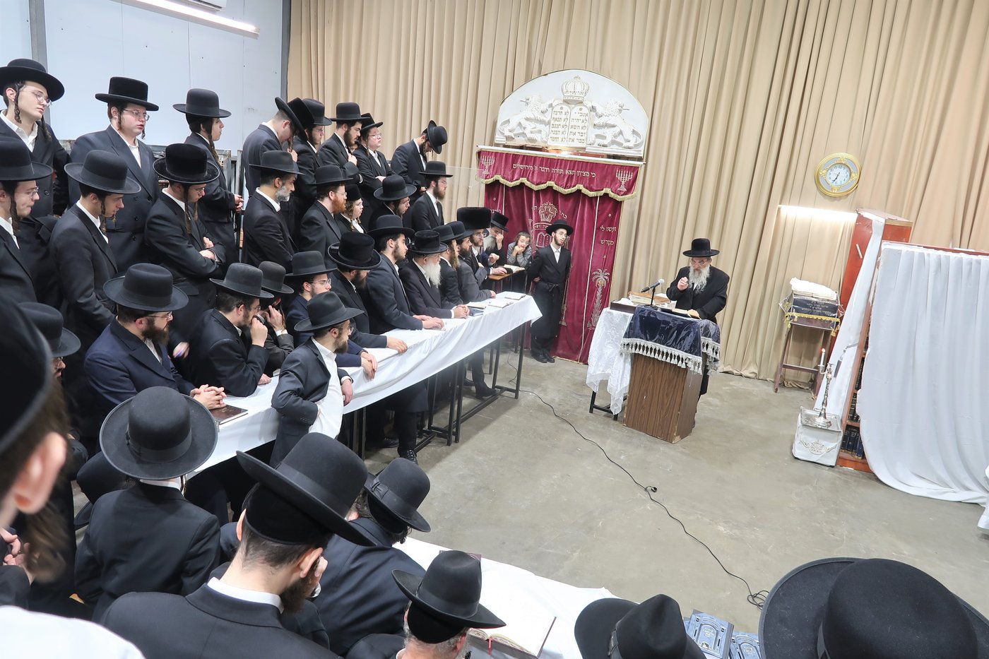 האדמו"ר מאשלג בהדלקת נר חנוכה