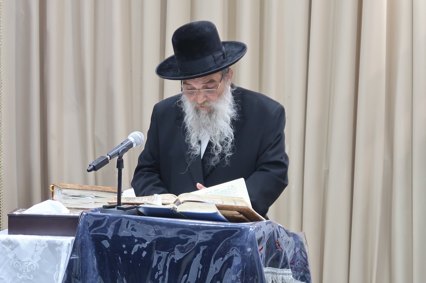 האדמו"ר מאשלג בהדלקת נר חנוכה