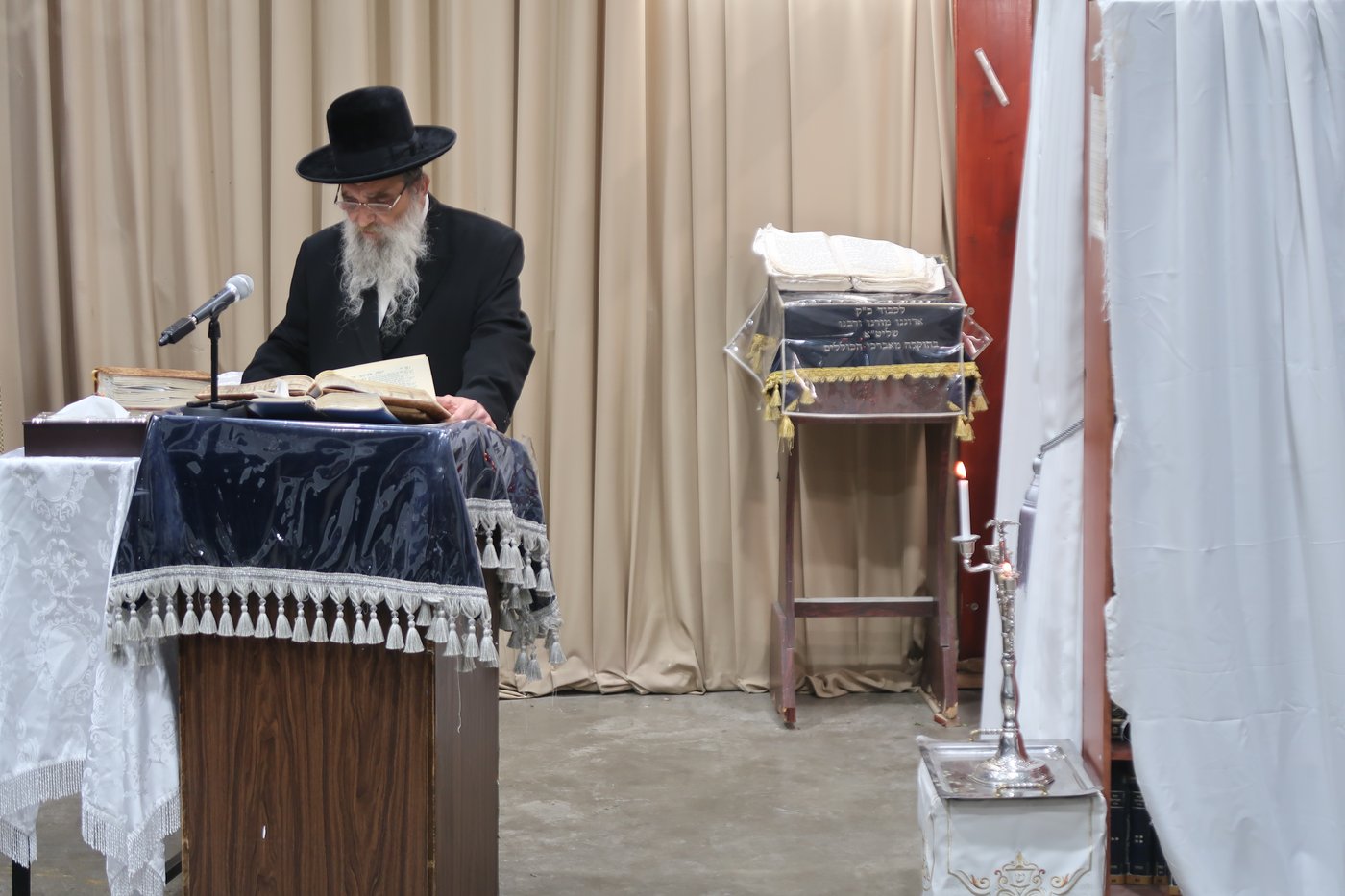 האדמו"ר מאשלג בהדלקת נר חנוכה