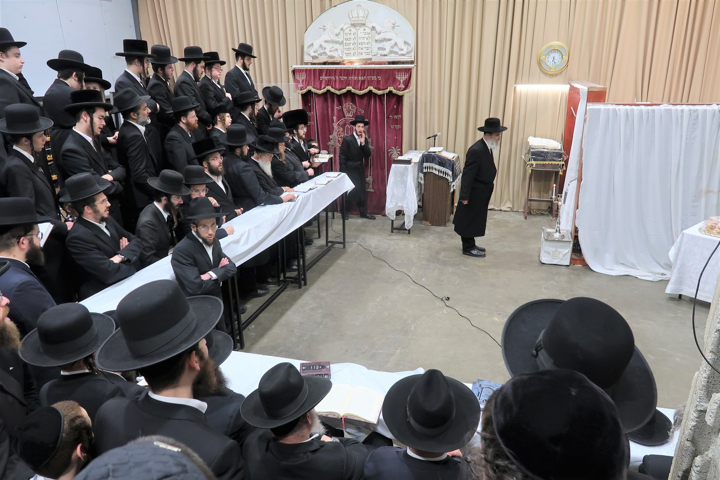 האדמו"ר מאשלג בהדלקת נר חנוכה