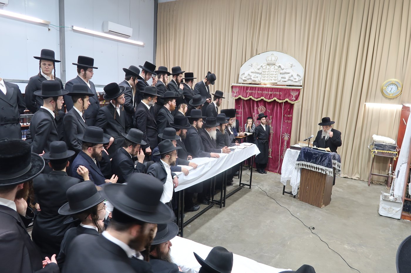 האדמו"ר מאשלג בהדלקת נר חנוכה