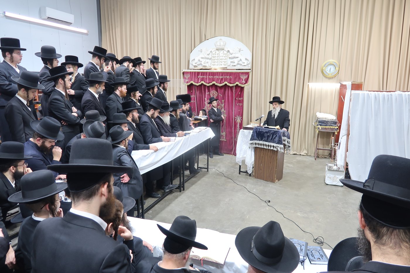 האדמו"ר מאשלג בהדלקת נר חנוכה