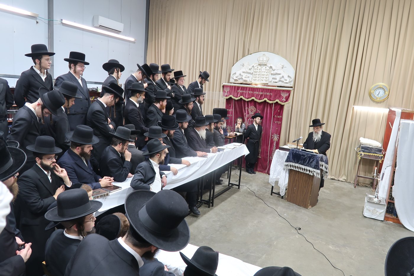 האדמו"ר מאשלג בהדלקת נר חנוכה