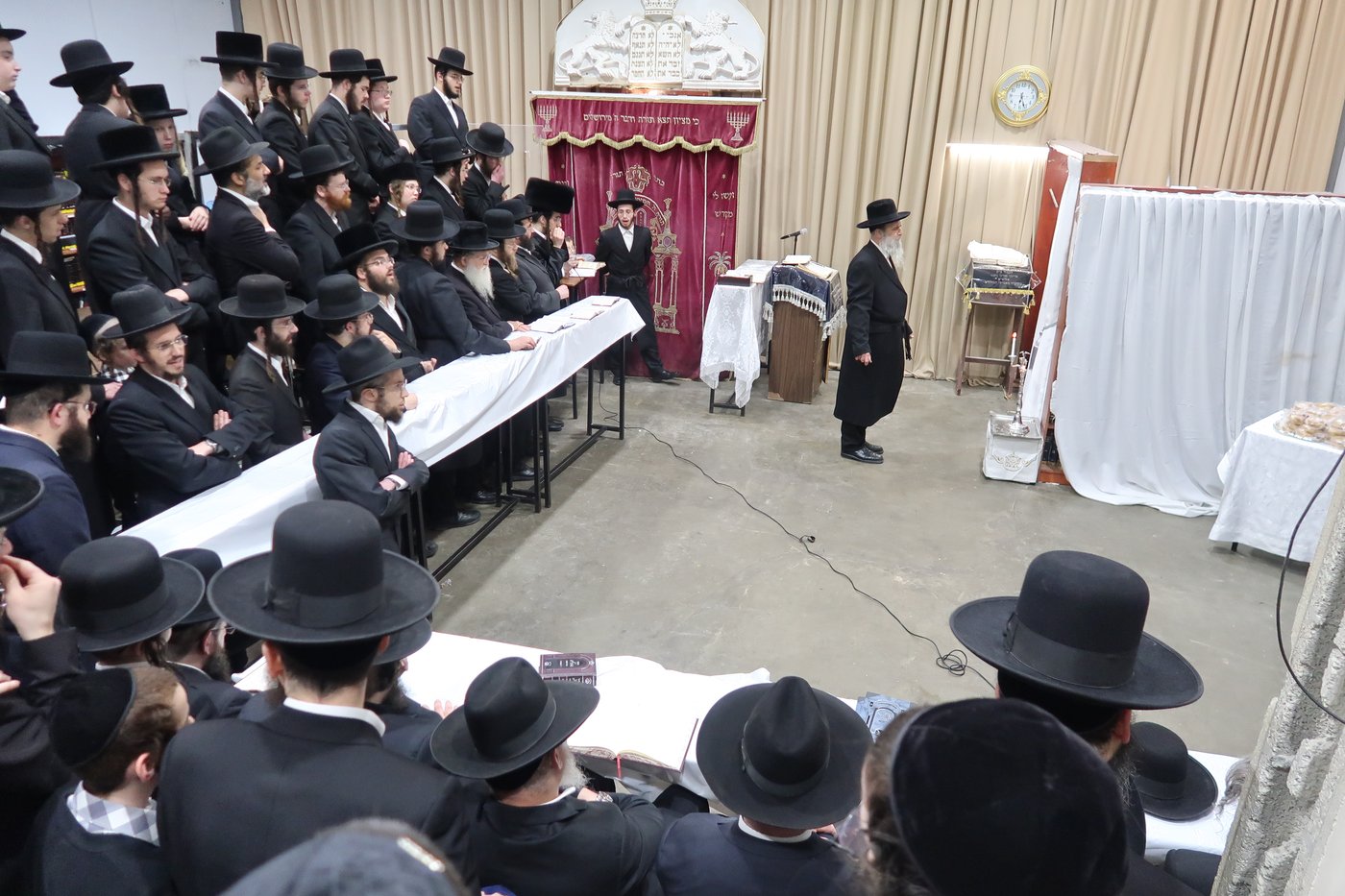 האדמו"ר מאשלג בהדלקת נר חנוכה