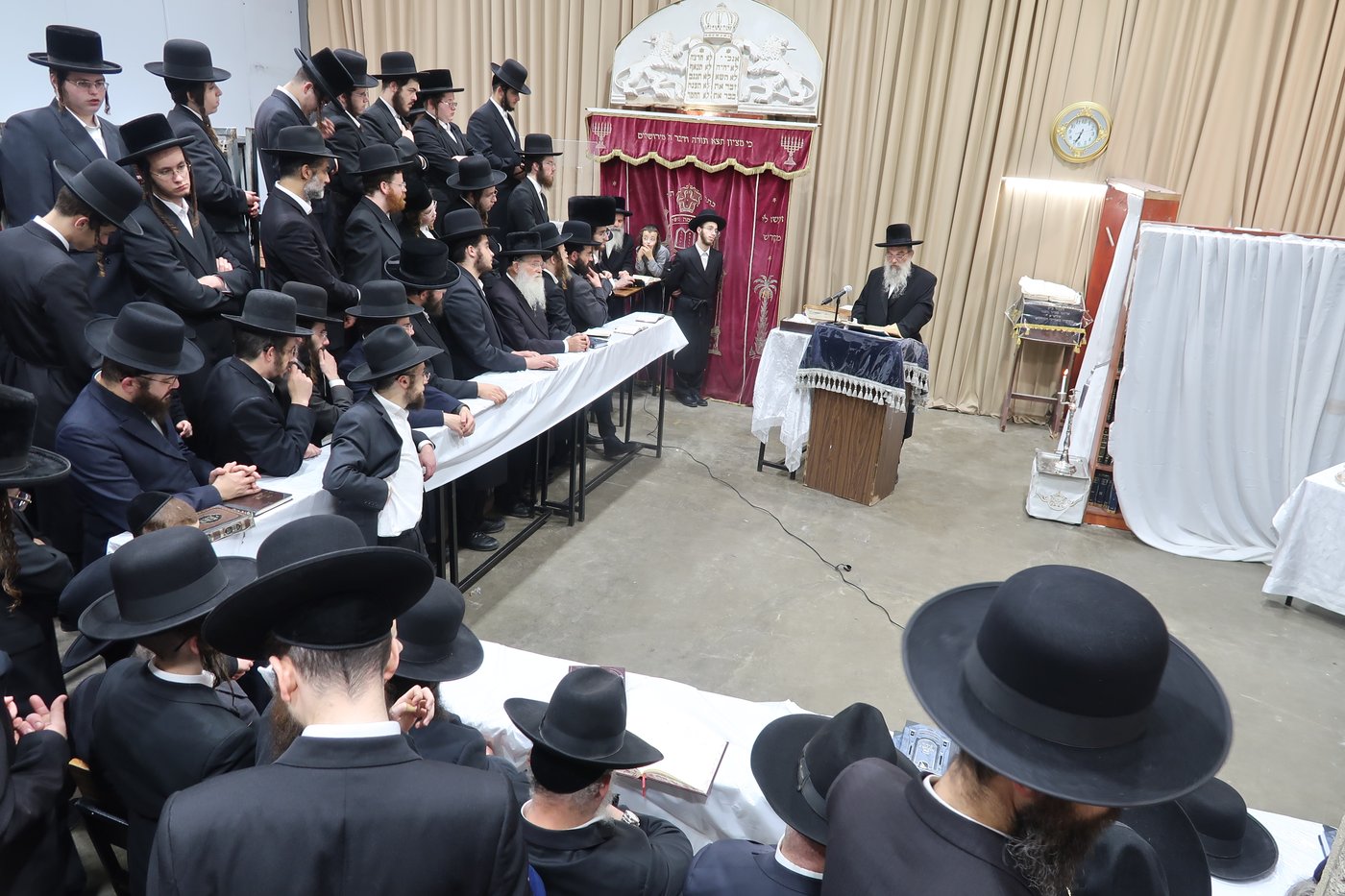 האדמו"ר מאשלג בהדלקת נר חנוכה