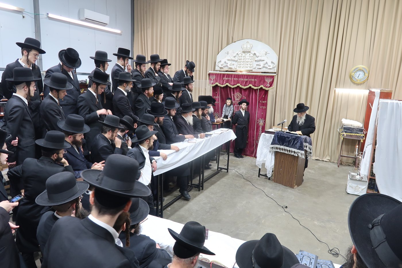 האדמו"ר מאשלג בהדלקת נר חנוכה