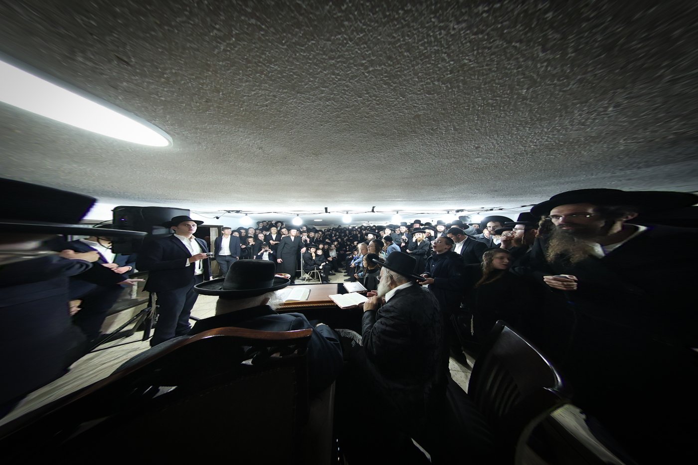 הגר"מ שטרנבוך בהדלקת נרות חנוכה