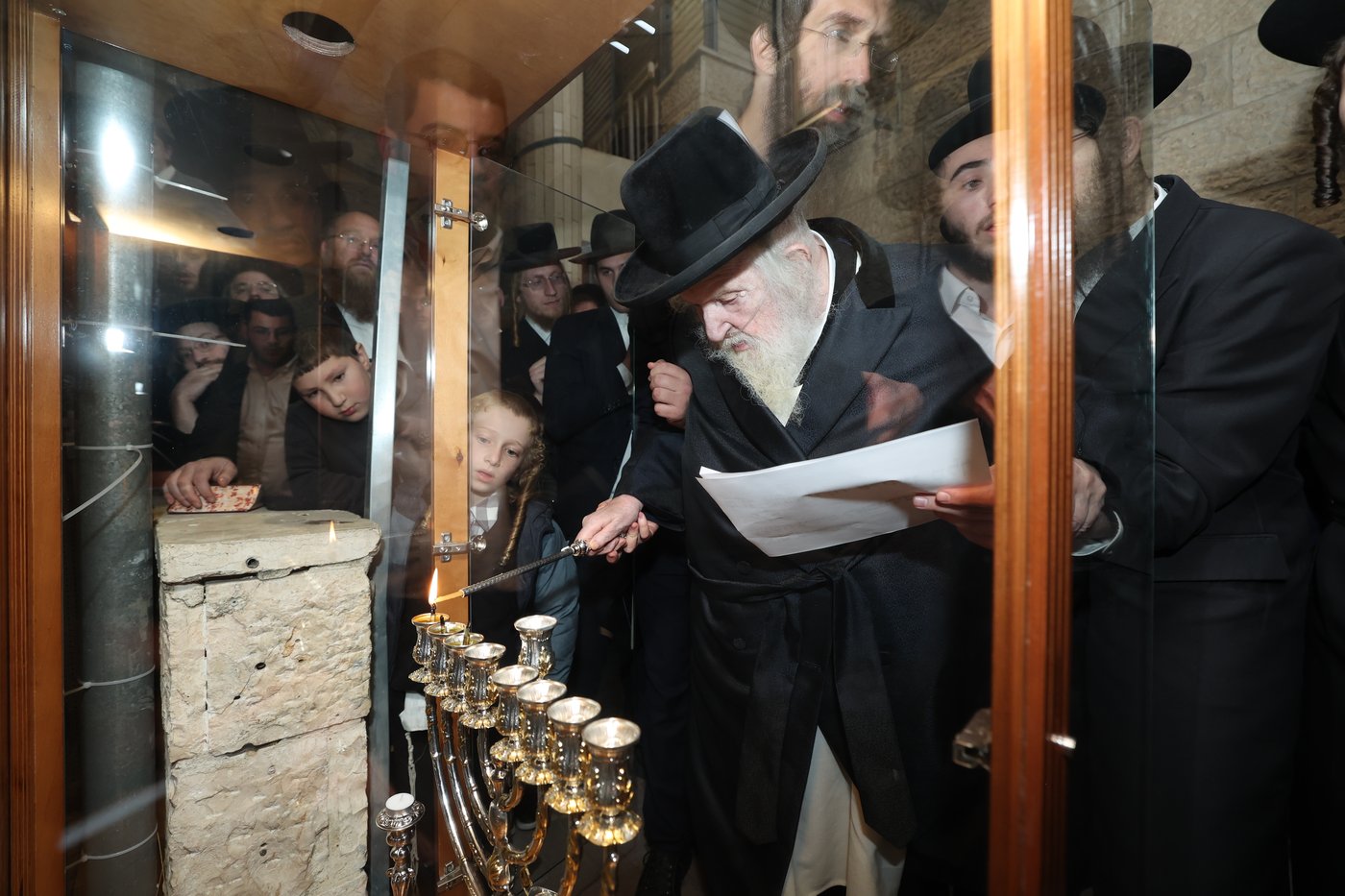 הגר"מ שטרנבוך בהדלקת נרות חנוכה
