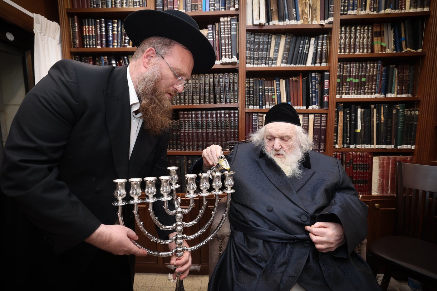 הגר"מ שטרנבוך בהדלקת נרות חנוכה