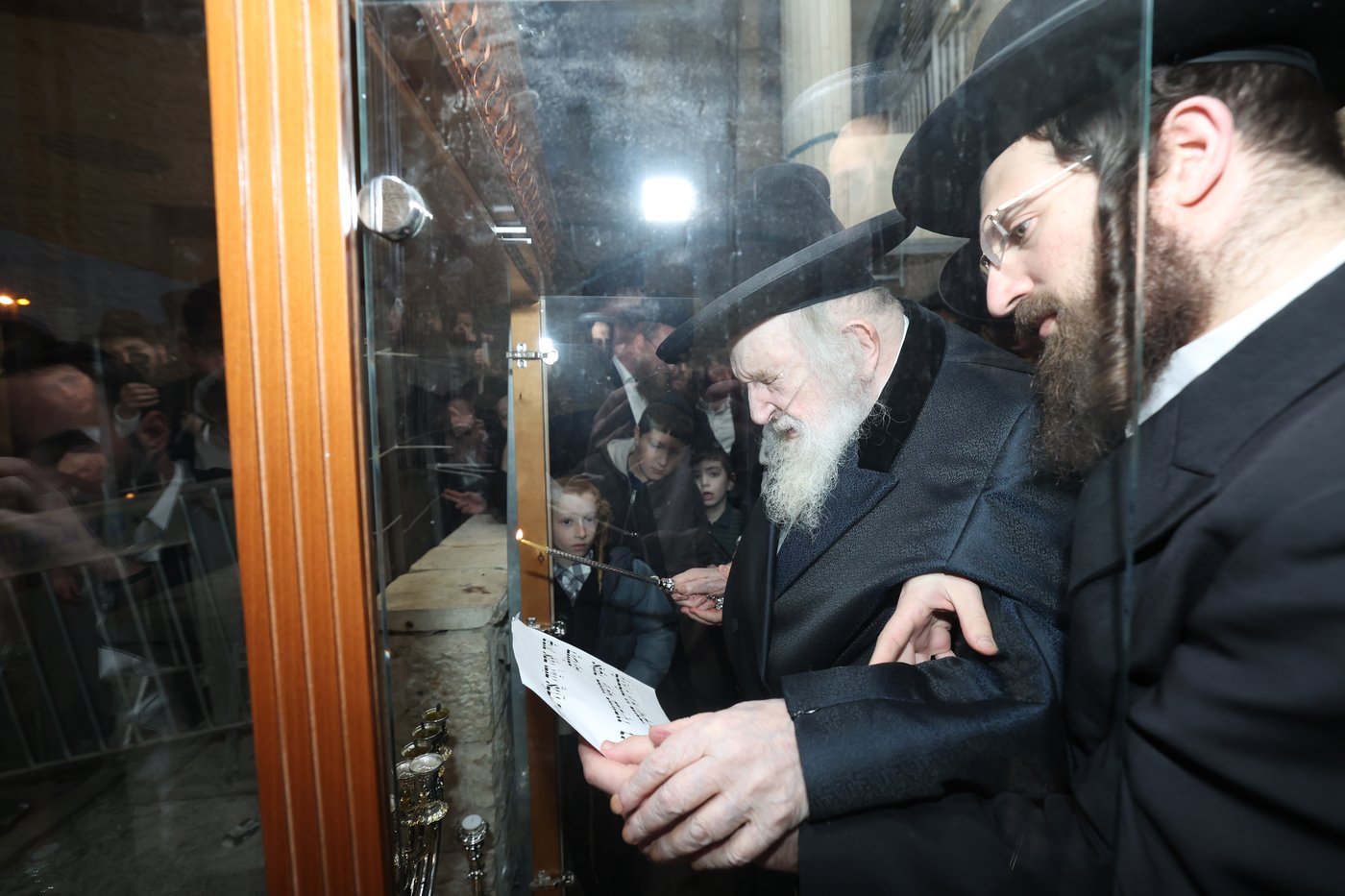 הגר"מ שטרנבוך בהדלקת נרות חנוכה