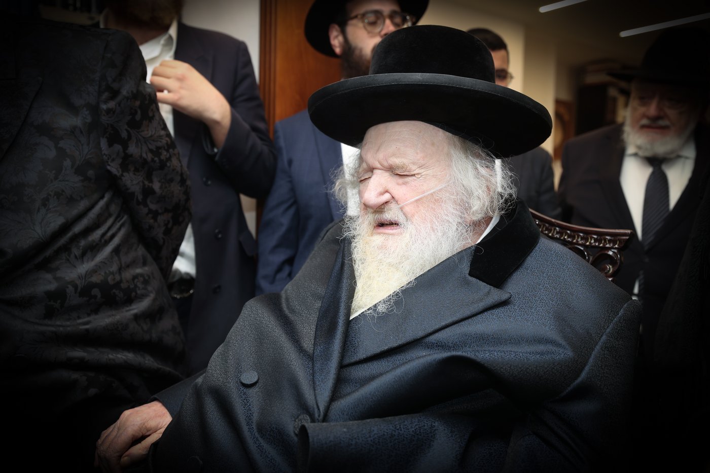 הגר"מ שטרנבוך בהדלקת נרות חנוכה