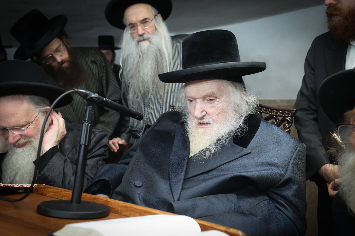 הגר"מ שטרנבוך בהדלקת נרות חנוכה