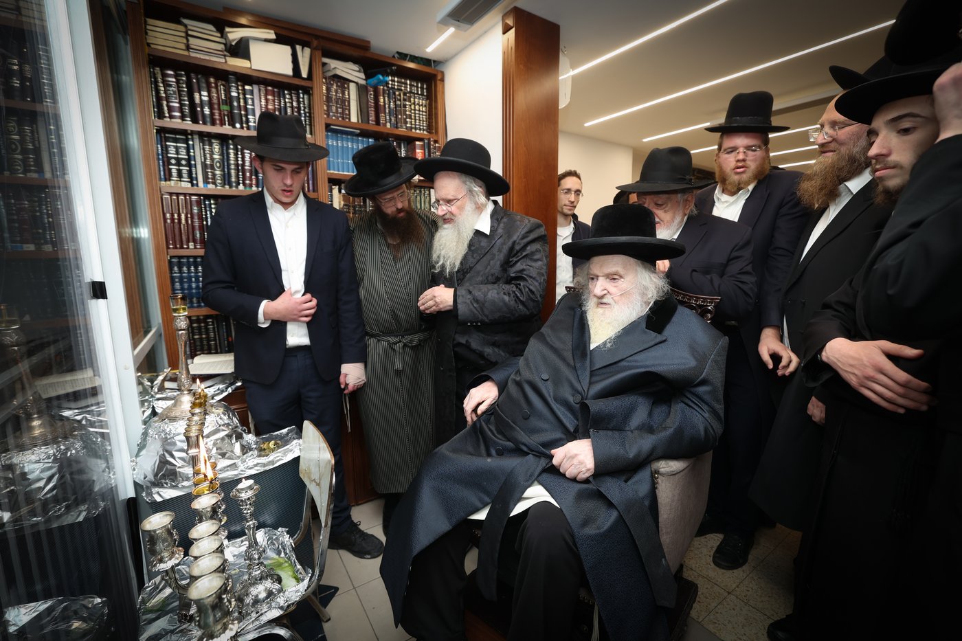 הגר"מ שטרנבוך בהדלקת נרות חנוכה