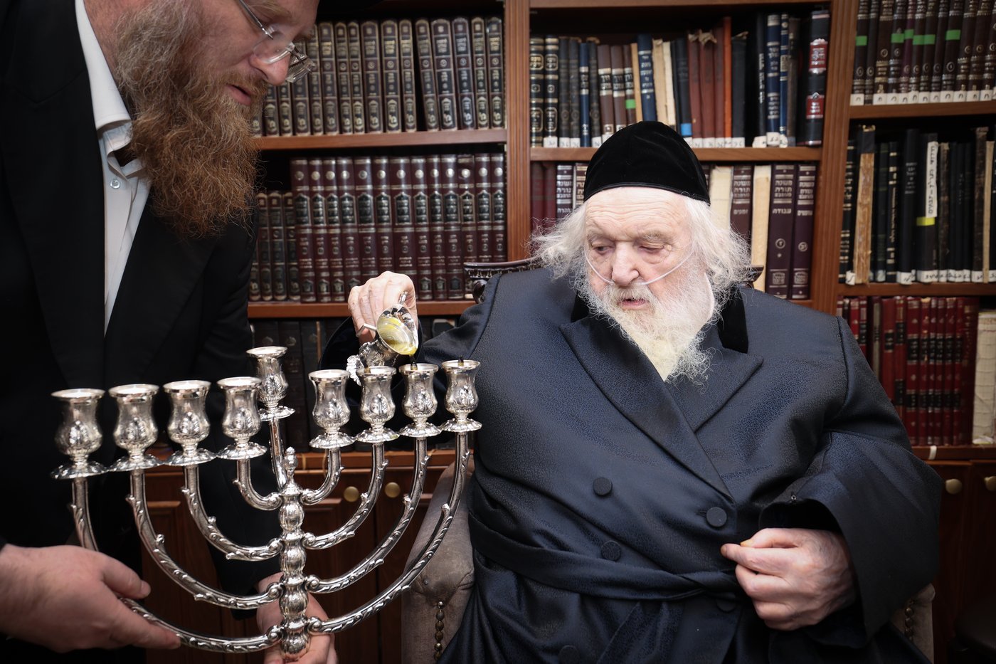 הגר"מ שטרנבוך בהדלקת נרות חנוכה