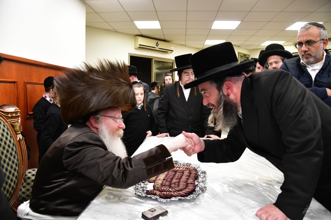 חנוכה בחצה"ק קרעטשניף קריית גת