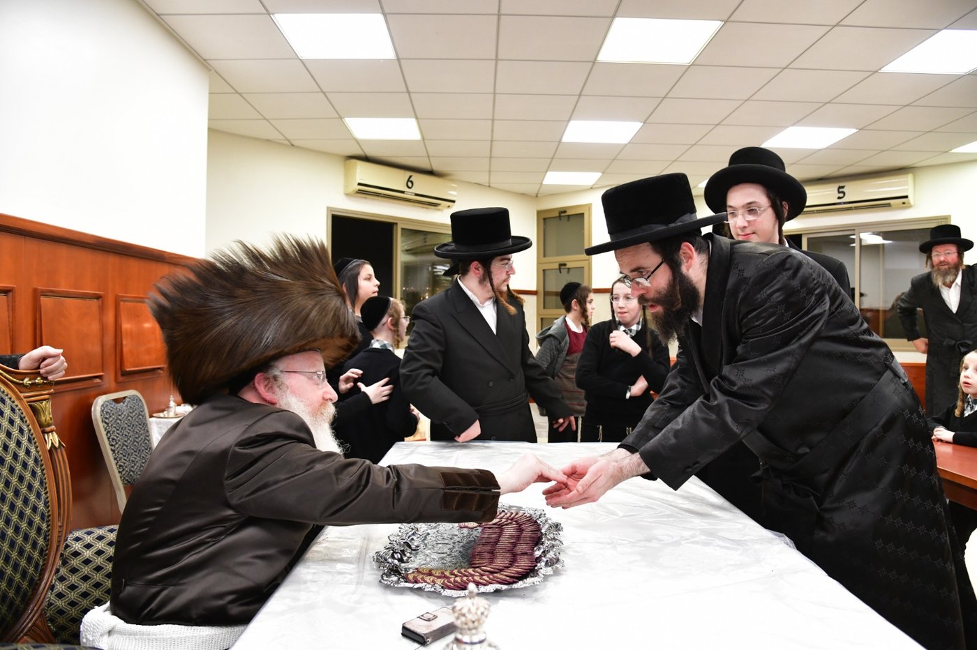 חנוכה בחצה"ק קרעטשניף קריית גת