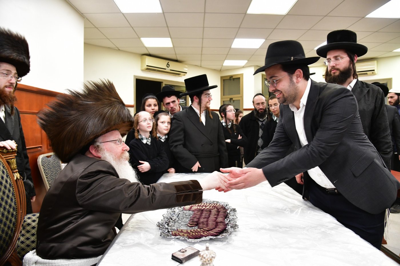 חנוכה בחצה"ק קרעטשניף קריית גת