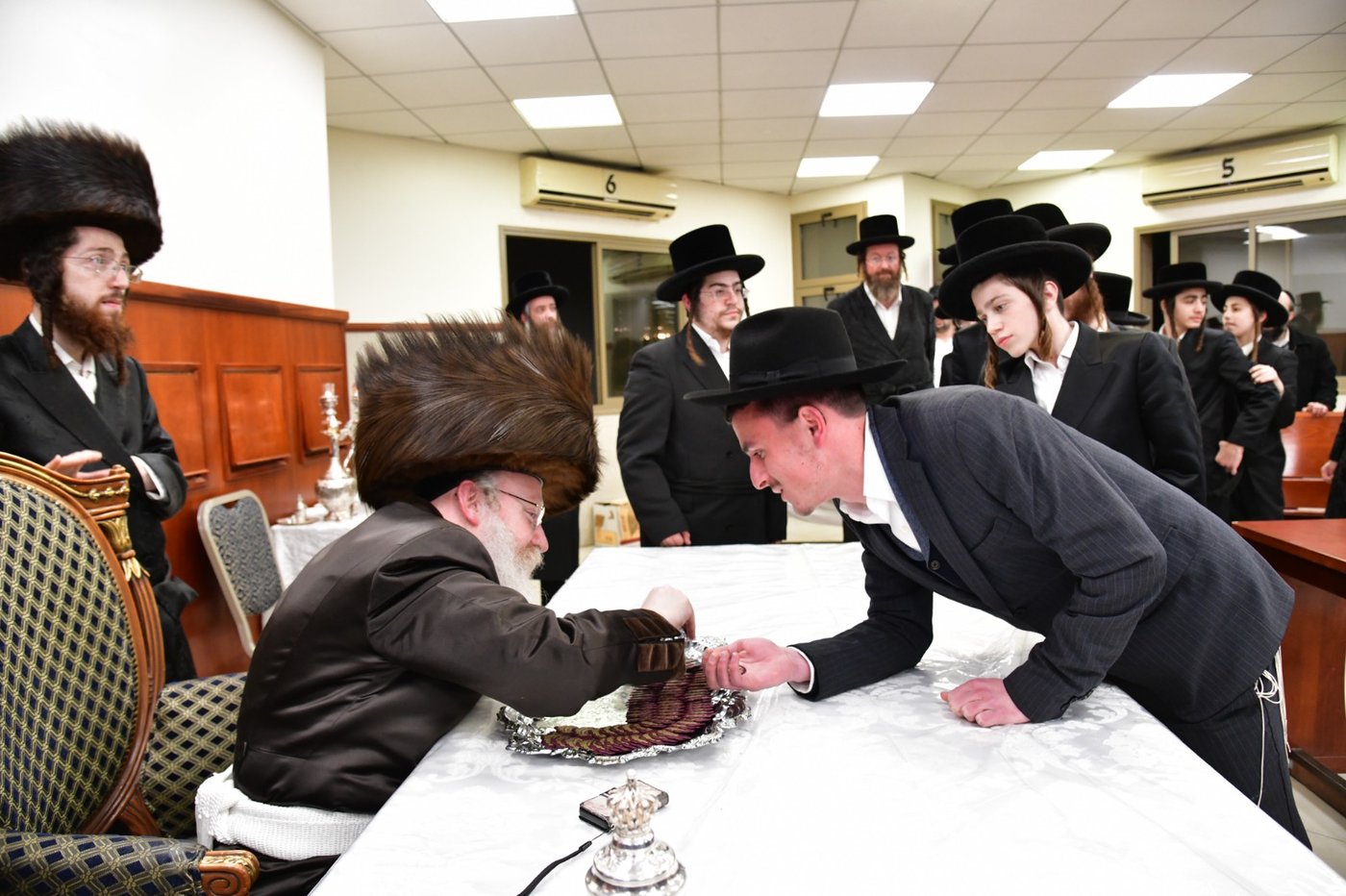 חנוכה בחצה"ק קרעטשניף קריית גת