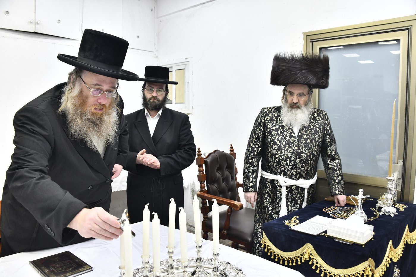 האדמו"ר מזוטשקא אמסנא בהדלקת נרות חנוכה 