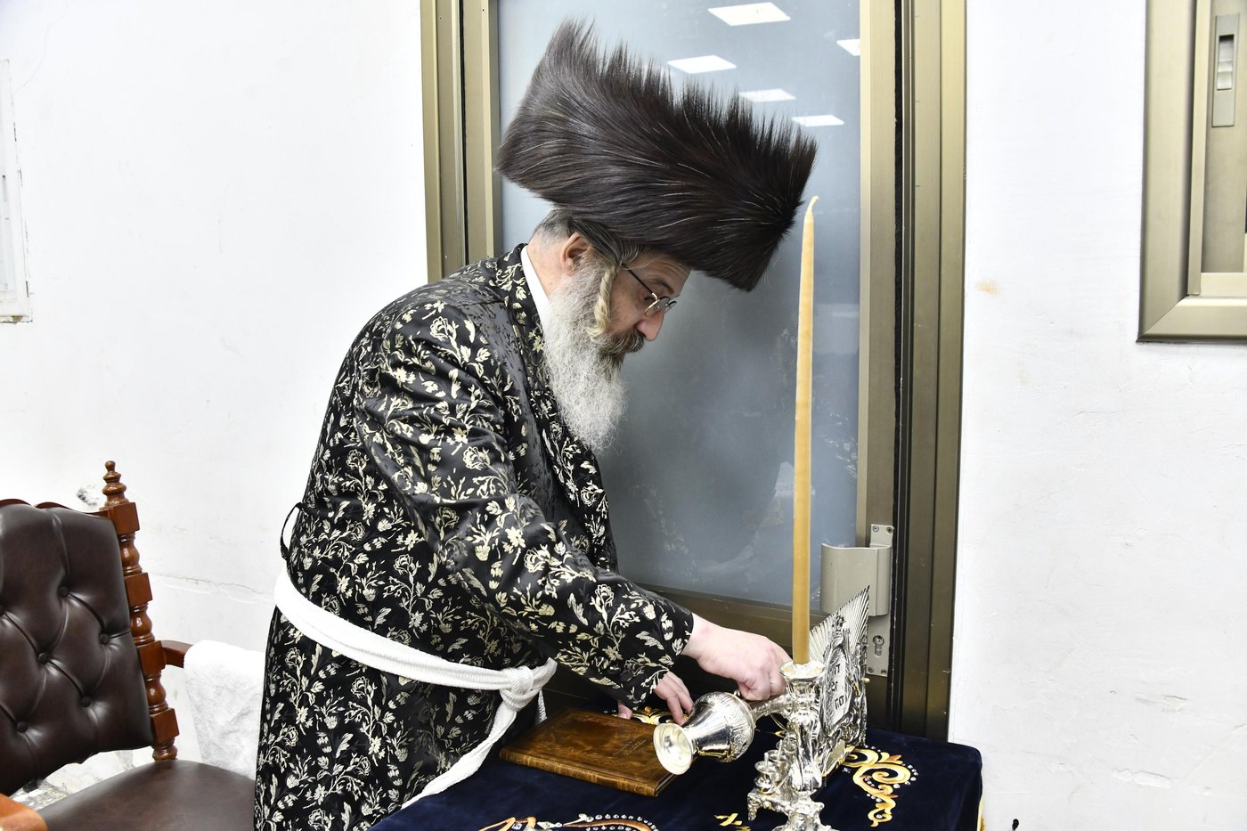 האדמו"ר מזוטשקא אמסנא בהדלקת נרות חנוכה 