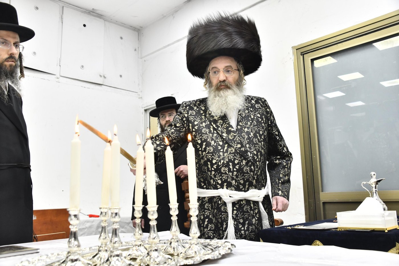 האדמו"ר מזוטשקא אמסנא בהדלקת נרות חנוכה 