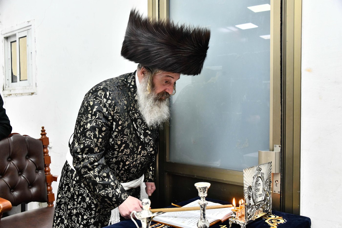 האדמו"ר מזוטשקא אמסנא בהדלקת נרות חנוכה 