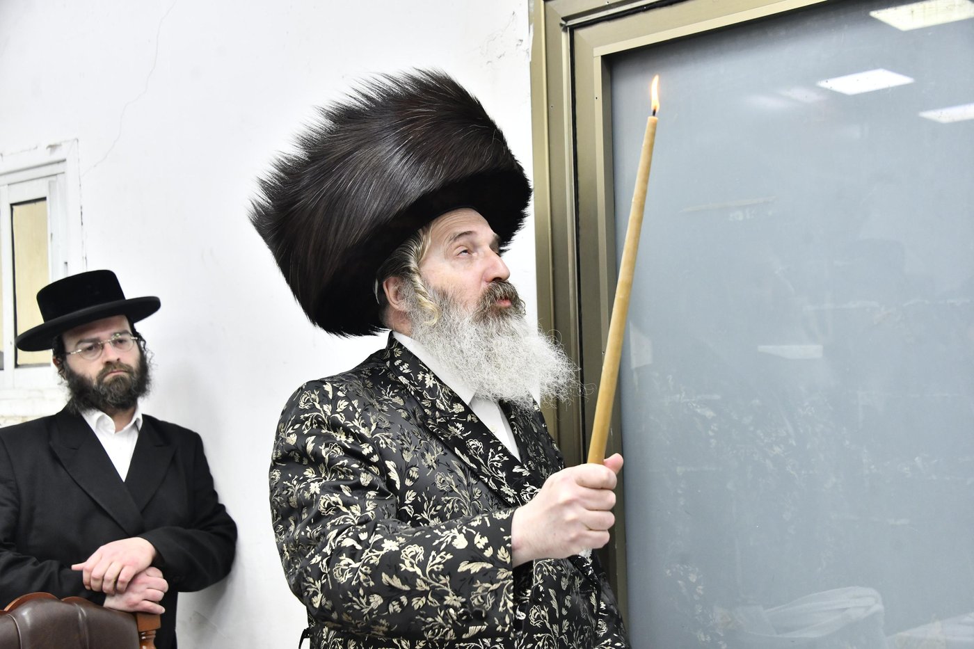 האדמו"ר מזוטשקא אמסנא בהדלקת נרות חנוכה 