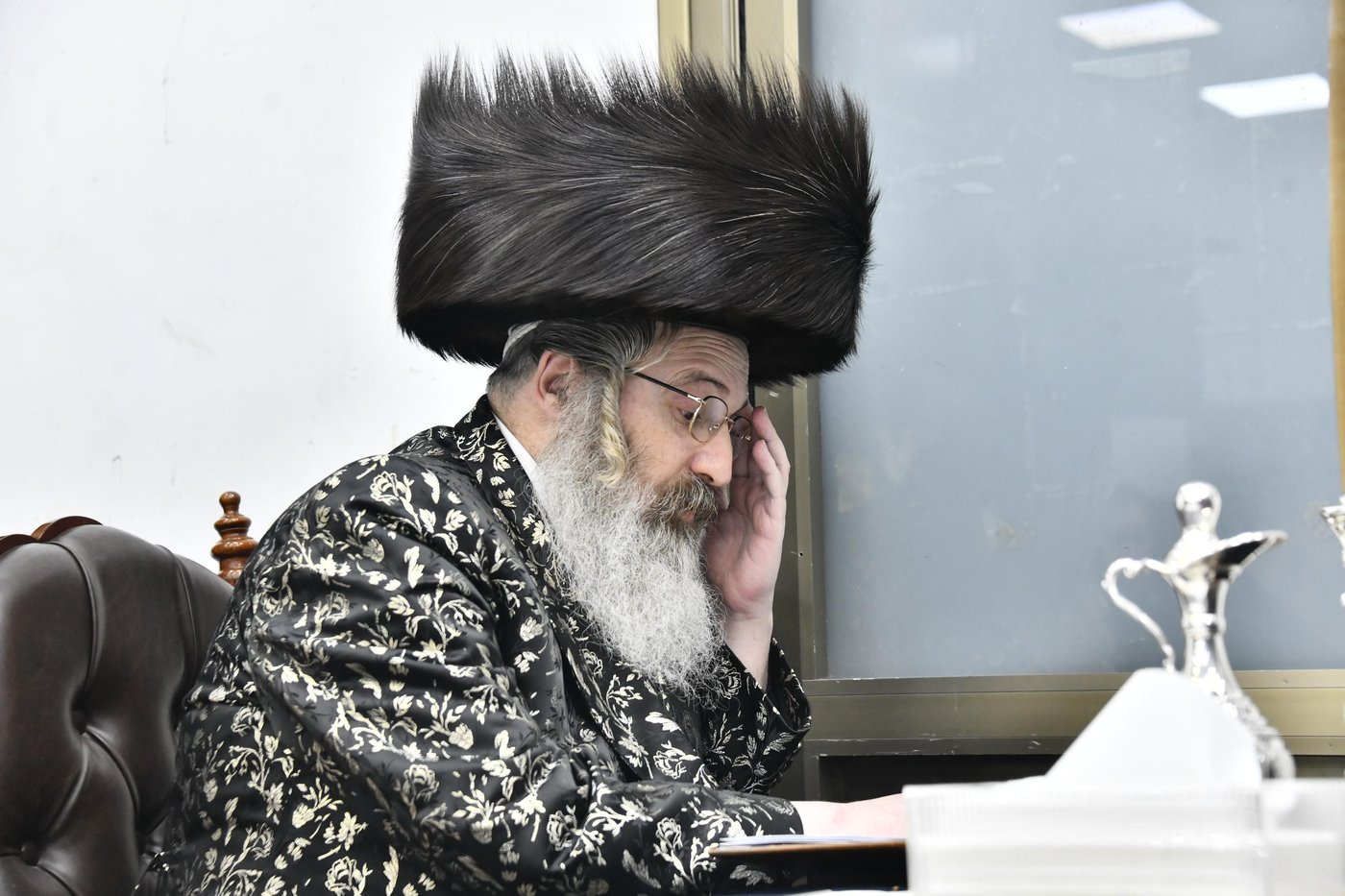 האדמו"ר מזוטשקא אמסנא בהדלקת נרות חנוכה 