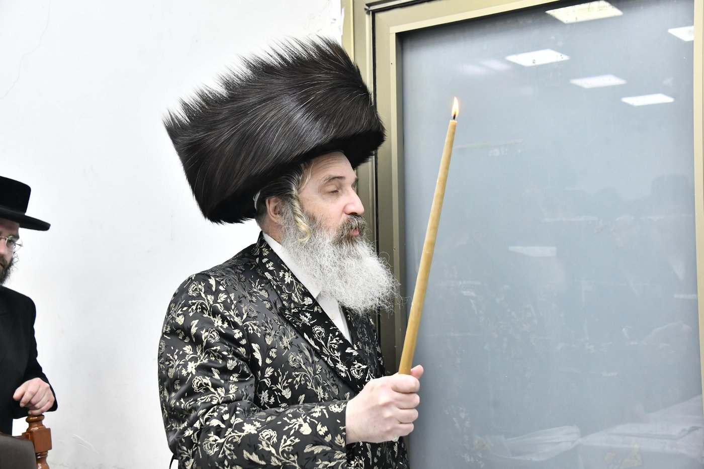 האדמו"ר מזוטשקא אמסנא בהדלקת נרות חנוכה 