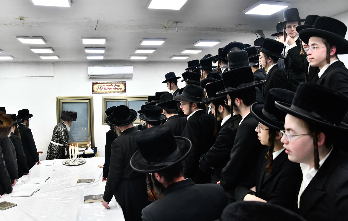 האדמו"ר מזוטשקא אמסנא בהדלקת נרות חנוכה 