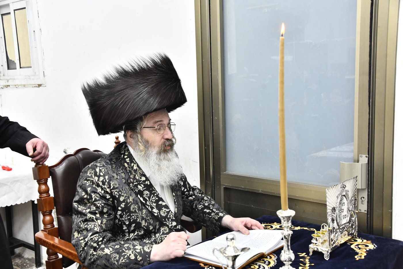 האדמו"ר מזוטשקא אמסנא בהדלקת נרות חנוכה 