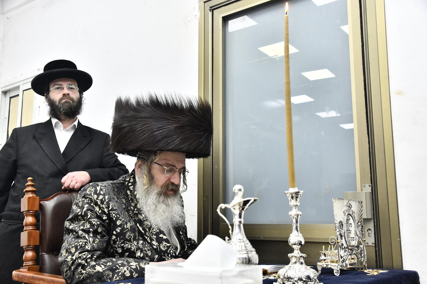 האדמו"ר מזוטשקא אמסנא בהדלקת נרות חנוכה 