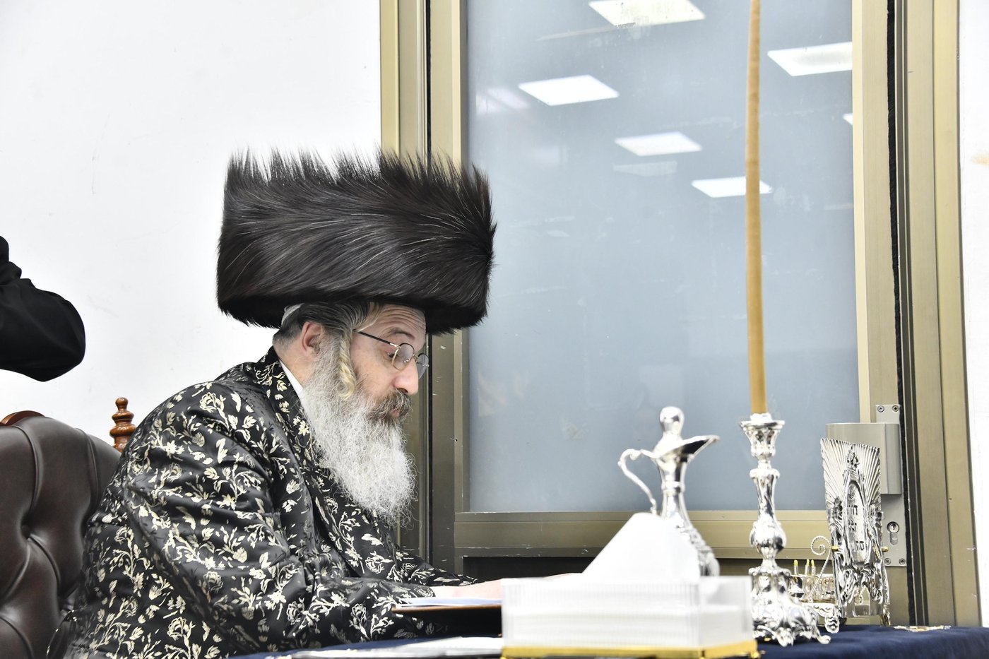 האדמו"ר מזוטשקא אמסנא בהדלקת נרות חנוכה 