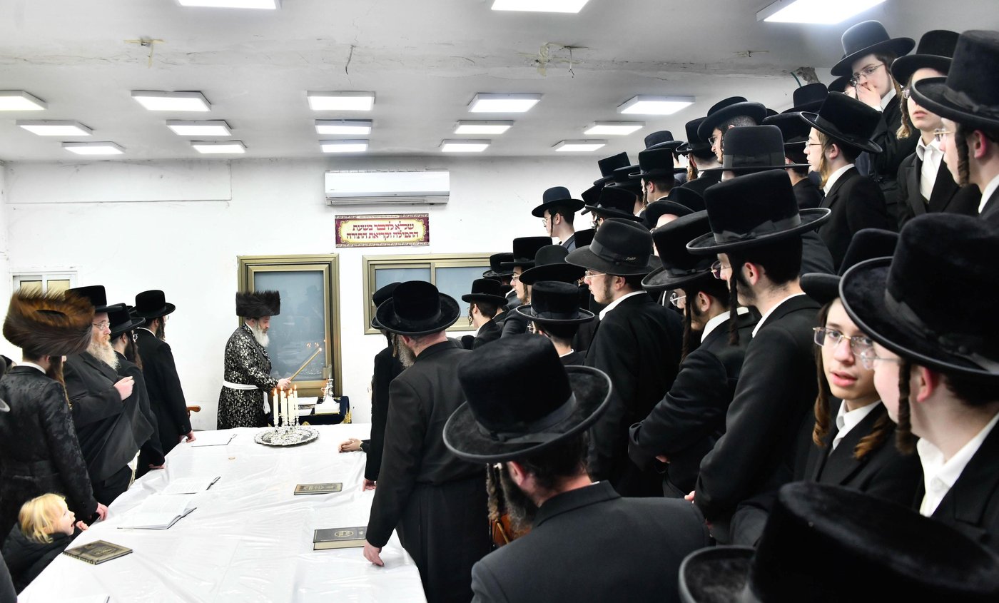 האדמו"ר מזוטשקא אמסנא בהדלקת נרות חנוכה 