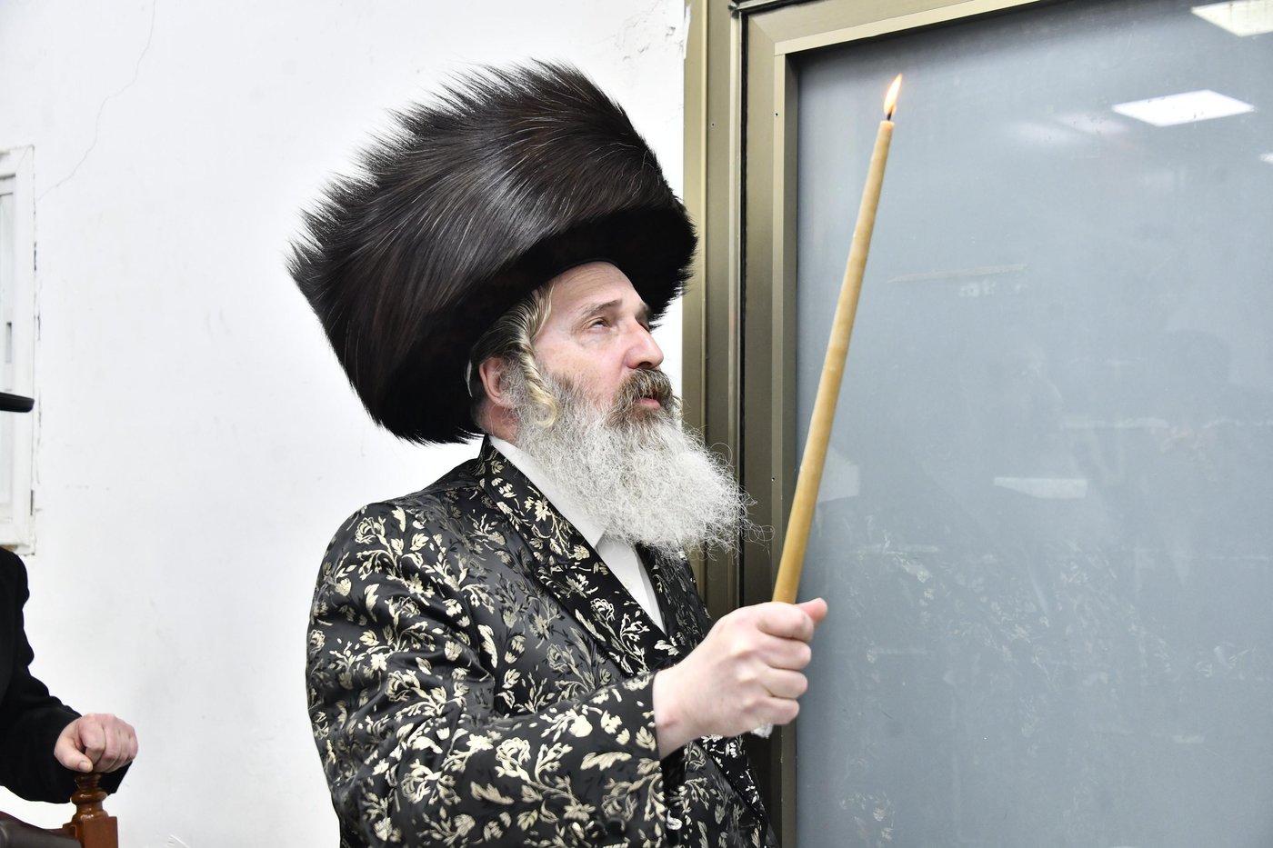 האדמו"ר מזוטשקא אמסנא בהדלקת נרות חנוכה 