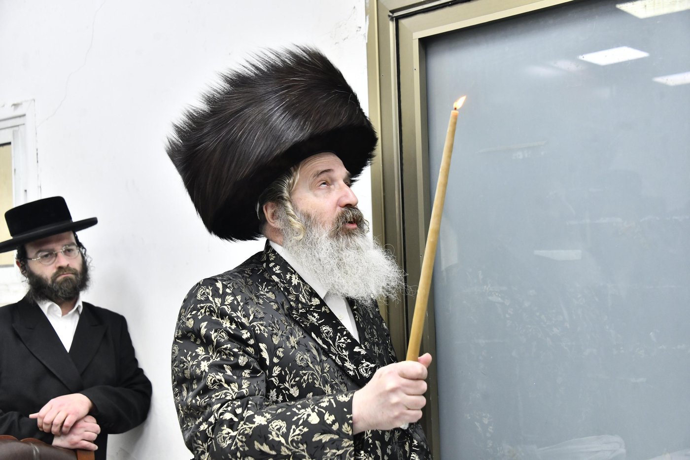 האדמו"ר מזוטשקא אמסנא בהדלקת נרות חנוכה 