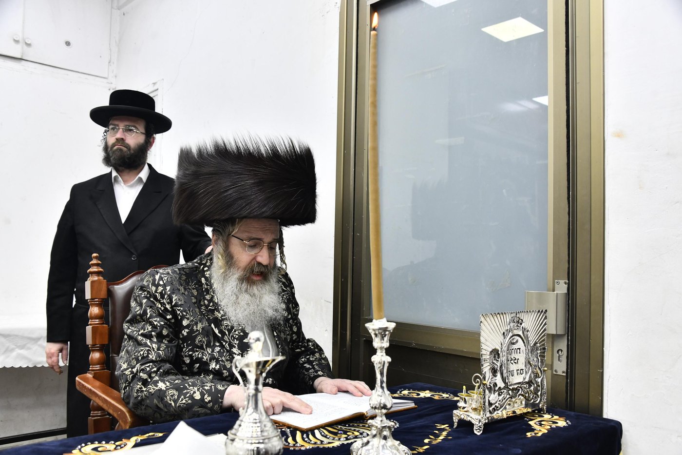 האדמו"ר מזוטשקא אמסנא בהדלקת נרות חנוכה 